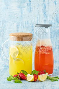 维他命健康蓝底柠檬草莓和薄荷的新鲜柠檬果汁图片