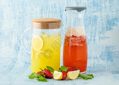 健康寒冷的鸡尾酒蓝底柠檬草莓和薄荷的新鲜柠檬图片
