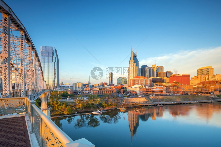 商业区水Nashville田纳西市中心天际线日落时在美国坎伯兰河图片