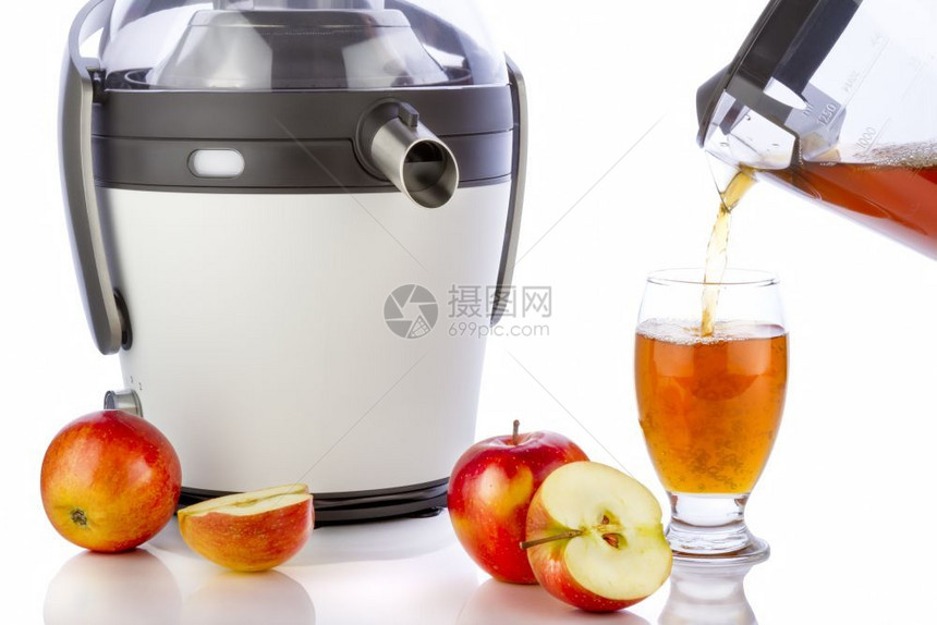 玻璃水瓶果汁和苹在白色背景上准备健康的新鲜汁制造成熟的图片