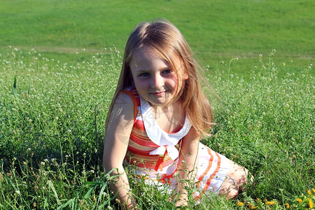 户外草地上的小女孩图片