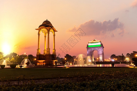 历史拱著名的晚上印度门和树冠新德里图片