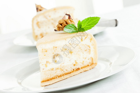 美味的胡桃奶油蛋糕和薄荷叶核桃传统的奶油图片