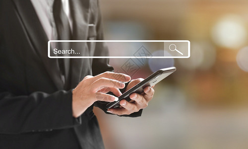 按钮电话无线的商界人士使用智能手机搜索网页互联信息数据SWT图片