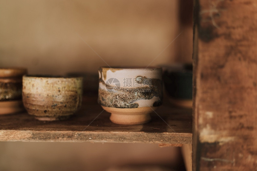 泥本国的Clay陶瓷制品在车间的架子上干燥黏土图片