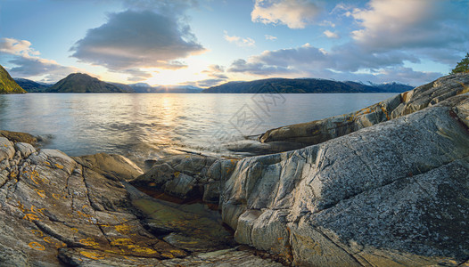 挪威景观诺维吉亚峡湾和地表岩石的全景北欧图片
