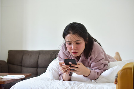 唤醒使用移动智能手机的妇女是离子卧室活的成人图片