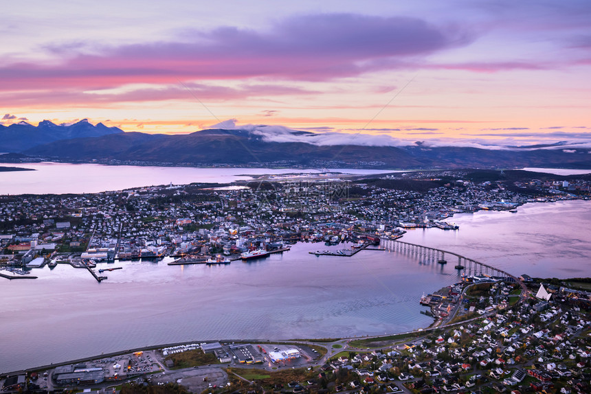 外部的蓝色镇挪威特罗姆索Tromso在黄昏时的空中城市景象图片