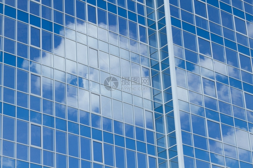 云层反射的摩天大楼空模型镇图片