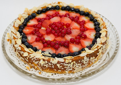 起司蕾丝一个奶酪蛋糕装饰着草莓浆果和红番茄好的图片