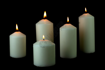 寺庙浪漫的5支光火蜡烛在黑色背景上闪亮燃烧温暖的图片