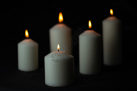 5支光火蜡烛在黑色背景上闪亮燃烧圣餐烛光传统的图片