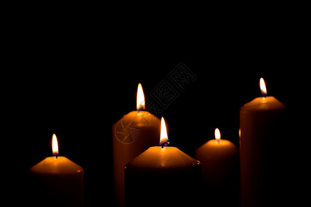 5支光火蜡烛在黑色背景上闪亮燃烧热的宗图片