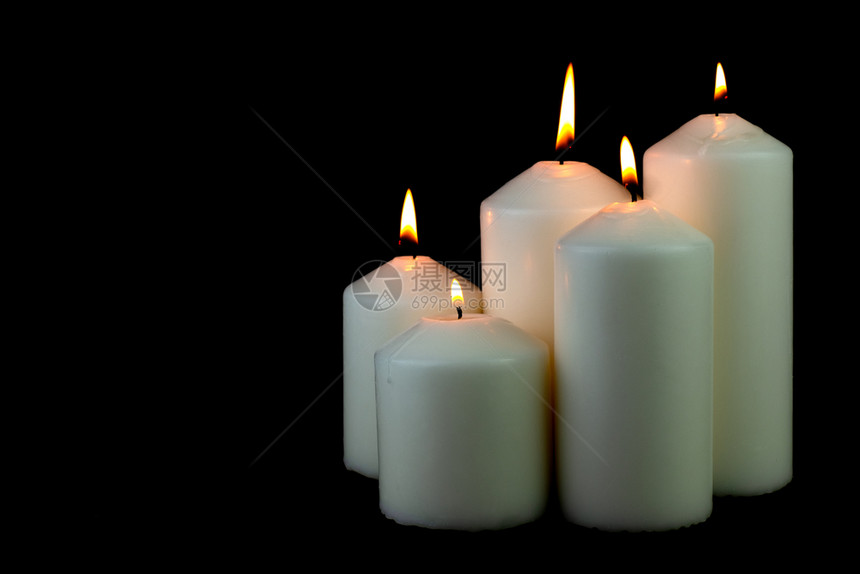 5支光火蜡烛在黑色背景上闪亮燃烧仪式信仰辉光图片
