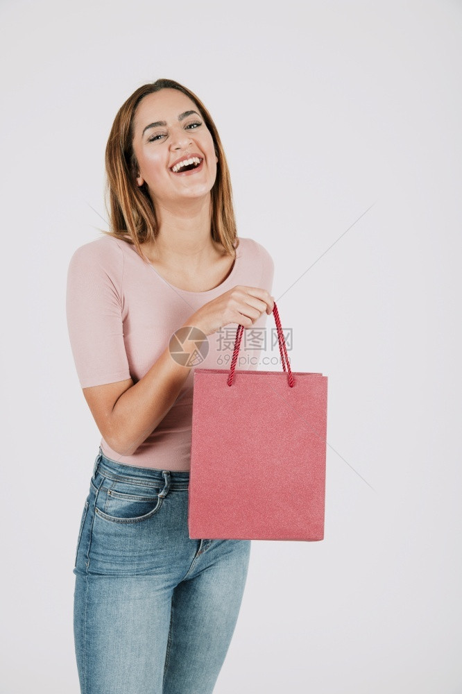 带着纸袋的开心女人白色美丽购物狂图片