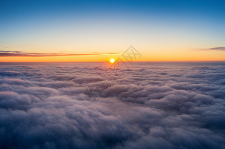 日出时云面的全景大气层自由柔软度图片