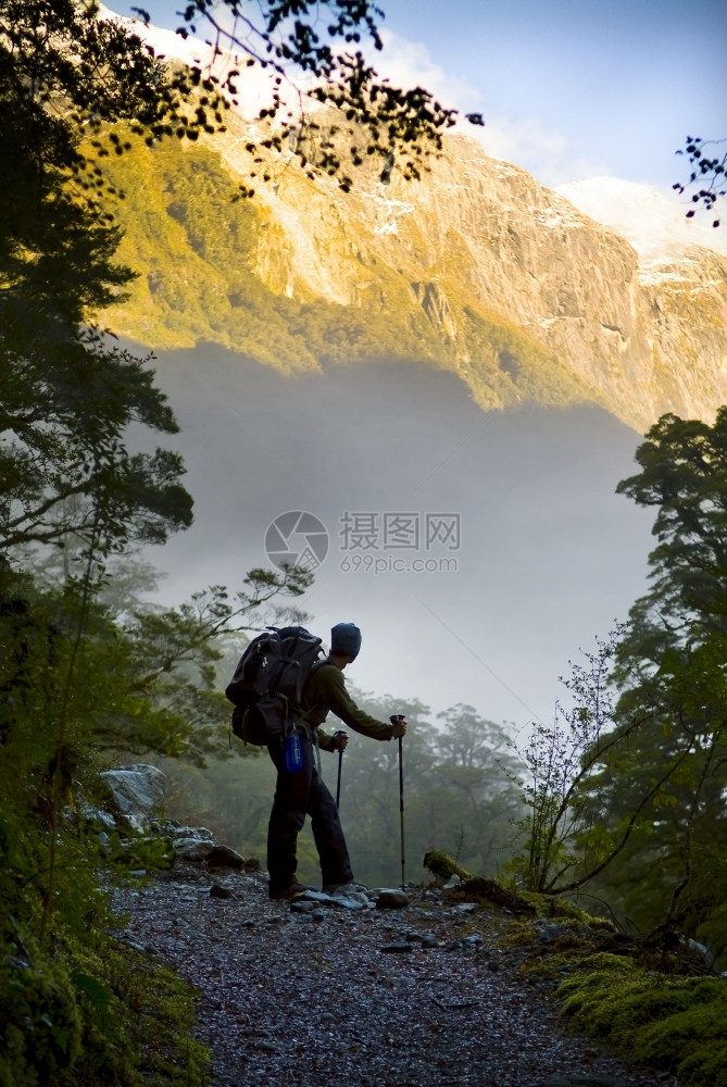徒步旅行者在清空停留休息然后升上山去登最佳荒野清算图片