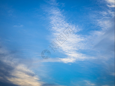 高的白云笼罩清蓝天空明亮地户外图片