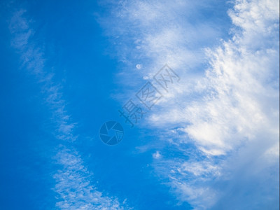 气候松弛天白云笼罩的清蓝天空图片