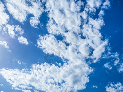 美丽的白云笼罩清蓝天空自由云景图片