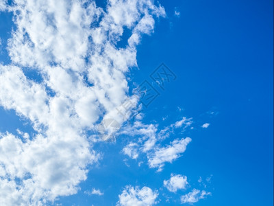 美丽的白云笼罩清蓝天空高际线图片