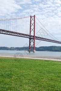 汽车LisbonBridge4月25日葡萄牙旧萨拉扎桥海游客图片