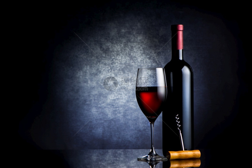 目的玻璃食物红色酒的黑背景成分红酒的图片