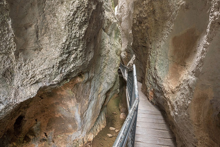深的西班牙布尔戈斯的拉耶克峡谷景观走道图片