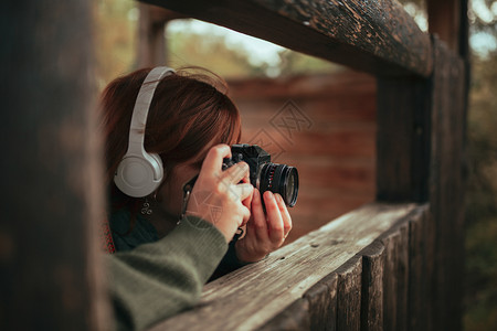 落下电影服用年轻女子在森林中木屋拍摄照片图片