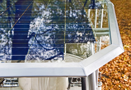 土堤屋顶上的太阳能电池板可持续的气白色图片