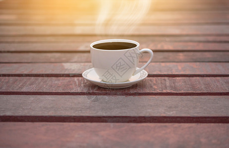 杯子咖啡饮木制背景白咖啡杯用于饮料概念泡沫木头图片