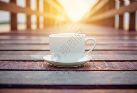 咖啡饮木制背景白咖啡杯用于饮料概念店棕色的因图片