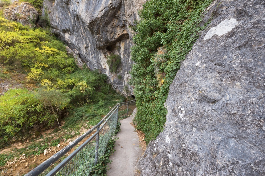 西班牙布尔戈斯的拉耶克峡谷游客步行深的图片
