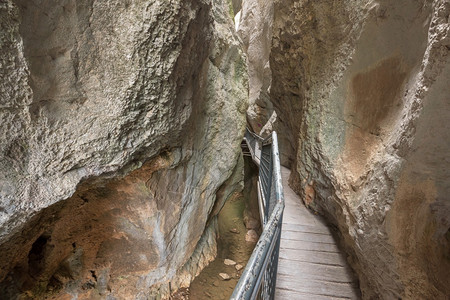 石灰桥西班牙布尔戈斯的拉耶克峡谷多山图片