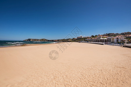 西班牙坎塔布里亚科米利斯村海滩镇旅游客高清图片