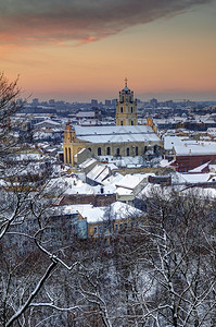 冬季清晨维尔纽斯圣约翰教堂早晨太阳英石图片