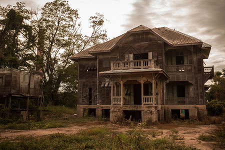 建造可怕的日落时被遗弃旧房子爬行图片