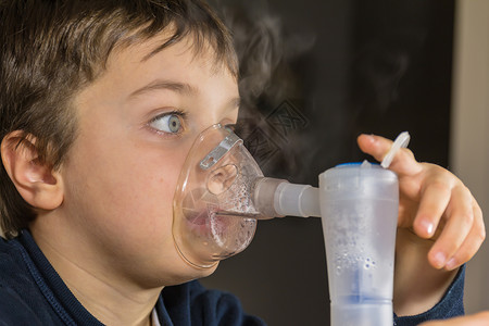使用呼吸器治疗哮喘的孩子高清图片