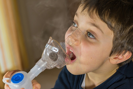 使用呼吸器治疗的男孩图片