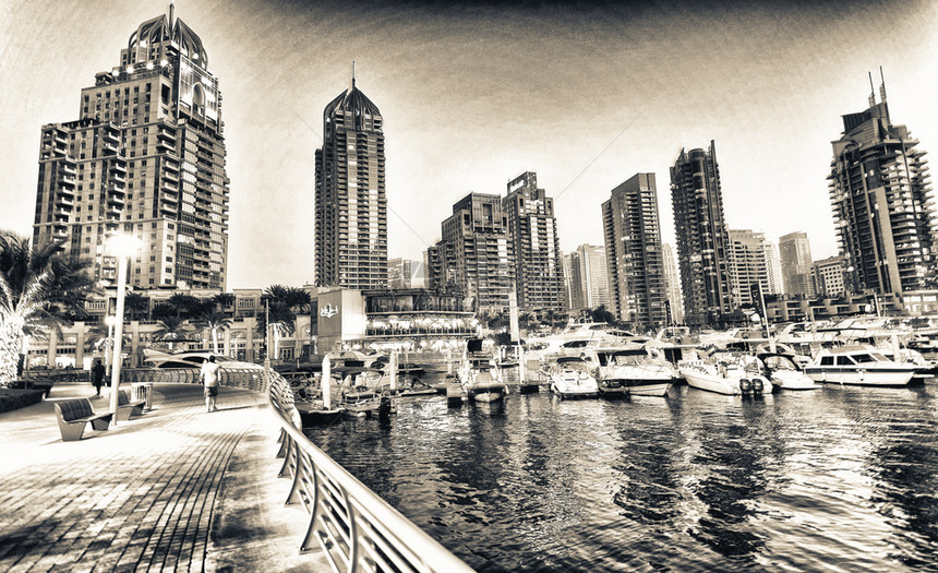 旅游迪拜阿联酋2016年2月5日迪拜码头建筑和日落城市灯光迪拜每年吸引30万游客迪拜阿联酋2016日迪拜码头建筑和日落水百万图片