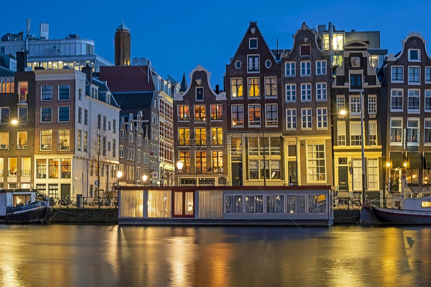 欧洲旅行老的日落时荷兰阿姆斯特丹Amstel沿荷兰阿姆斯特丹的房屋和住船图片