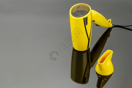 烘干机镜子时尚黄色可折叠电子手持机在灰镜背景和复制空间上为发廊或灰面镜底的理发店提供散射器在灰面背为毛发沙龙或理店提供图片
