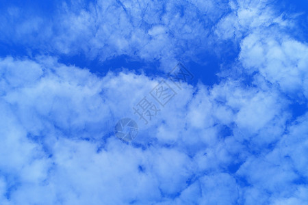 积雨云夏天在蓝背景的美丽白云在蓝天背景的白云抽象图片