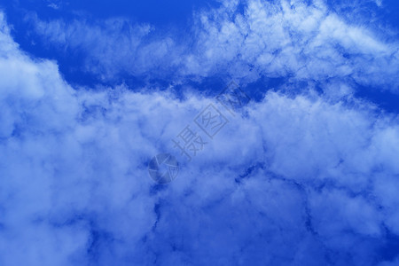 高的云景在蓝天背的美丽白云在蓝天背景的白云场图片