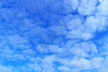 景观在蓝天背的美丽白云在蓝天背景的白云水分朦胧图片