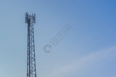 联系播送接收者现代技术信号发射塔和蓝天在幕后位置的信号发射塔图片