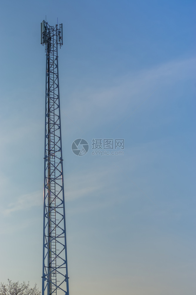 建筑物接收者现代技术背景中蓝天的信号发射塔和现代技术数据图片