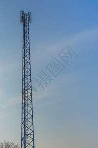 建筑物接收者现代技术背景中蓝天的信号发射塔和现代技术数据图片