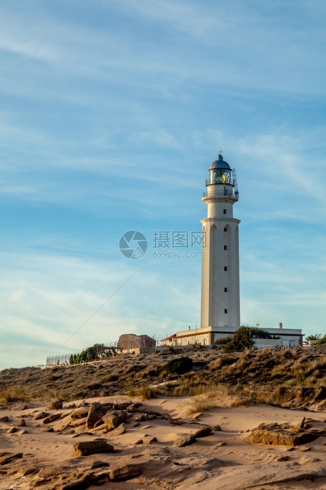 海滨场景信号美妙的灯塔名为Trafalgarrsquos灯塔位于加的斯特拉法省卡迪斯灯塔图片
