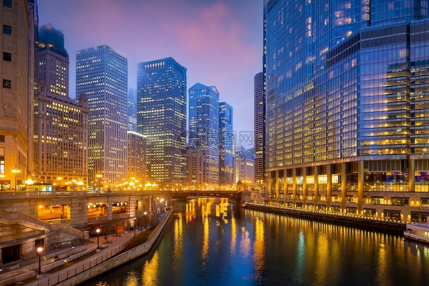 旅行团结的生活美国芝加哥市下中心天线城景色日落时美利坚合众国图片